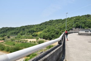 粟地ダム堤頂部分