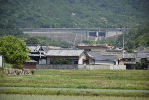 粟地ダム遠景