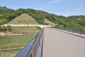 内海ダムを歩く