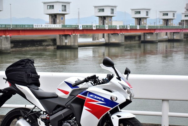 今切川河口堰とバイク