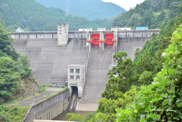 【ダムカード徳島県】正木ダム！真紅のラジアルゲートがカッコいい！ダムへの行き方がとにかく遠くて迷う