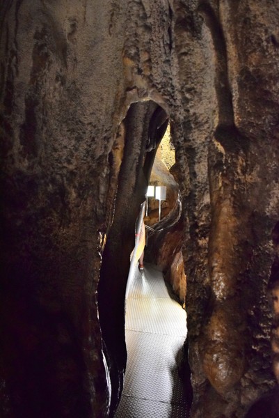 細い通路洞窟
