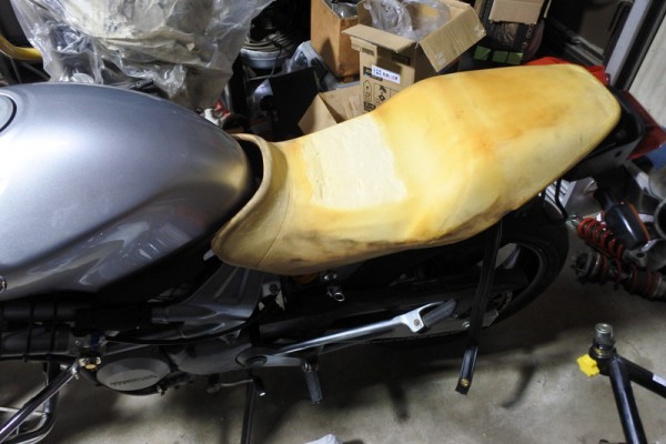 バイクシートの“あんこ抜き”のやり方！VTR250のシートカバー張り替え